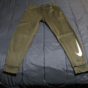 100% nike dry fit in good condition dry clean and like brand new